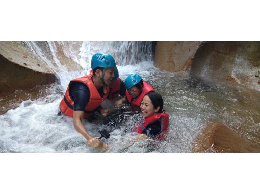 【大分・佐伯市】１組限定【日帰り】夏の藤河内渓谷/「沢歩き・観音小滝シャワー」(弁当/ｺｰﾋｰ/おやつ/♨️付)【装備無料】7～9月の画像