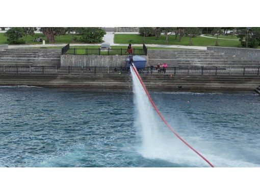【沖縄・宜野湾】マリンスポーツ～水圧で空を飛ぶ「フライボード」の画像