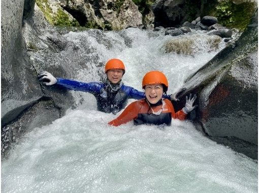 【静岡・裾野】初めてでも安心！富士山のふもとで半日キャニオニング体験ツアー！カップル・ファミリーにおすすめ♪の画像