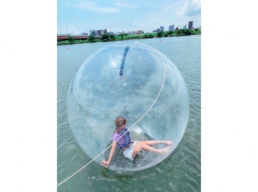【関東/東京/千葉】アクアボール★泳げなくても大丈夫！水の上に浮かんでいる不思議感を体験あれ！ファミリーでもカップルでも女性同士でも楽しめまの画像