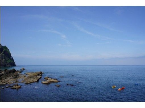 【北海道・ニセコ　１グループプライベート（貸し切り）ツアー】初めてのシーカヤックツアー（積丹ブルーの海に漕ぎ出して洞窟探検へ行こう！）の画像