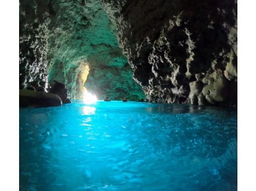 【沖縄・恩納村】沖縄で一番人気の”青の洞窟”へ！シュノーケルで気軽に冒険！ボートエントリーなので移動中も楽しめる♪の画像