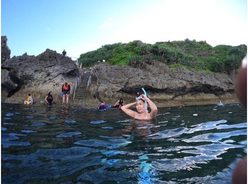 Same-day reservations accepted! Meeting at 5pm on the beach, Blue Cave Snorkeling [Okinawa, Onna Village]. 50 free GoPro photos. Brother Lau's shop!の画像