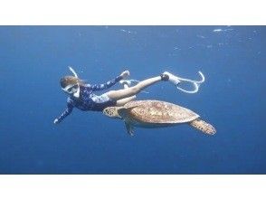 【沖縄・石垣島】海亀と優雅に泳ぐシュノーケルツアー
