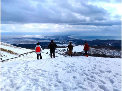 [Akita, Oga] Walk with a guide through one of the world's three most scenic spots! Experience the wonder of the earth, the "Onpu-ketsu" (Warm Wind Cave) on a winter geo-trekking trip to Mt. Kanpu. Enjoy a seafood tri-color bowl (includes a special Oga Geo lunch)の画像