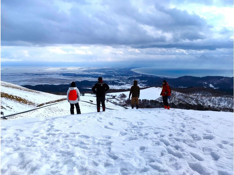 [Akita, Oga] Walk with a guide through one of the world's three most scenic spots! Experience the wonder of the earth, the "Onpu-ketsu" (Warm Wind Cave) on a winter geo-trekking trip to Mt. Kanpu. Enjoy a seafood tri-color bowl (includes a special Oga Geo lunch)の紹介画像