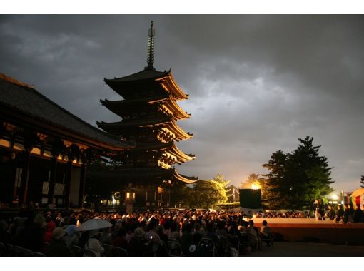 [Nara, Nara City] Experience the annual Noh performance at Kofuku-ji Temple, the sacred ground of Noh theater - a special evening limited to a small group, learning with an expert in a cultural heritage buildingの画像