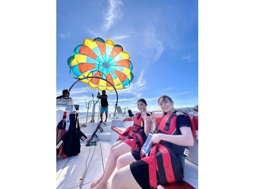 【那覇発】【パラセール】【１日５便】【少人数制プラン】青い海を一望！空中ブランコ体験、パラセーリングコースの画像