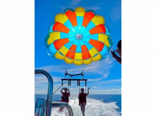 【少人数制・パラセーリング】那覇発で唯一☆船酔い激減！！☆最長２００ｍロープ使用☆無駄時間が少ないのが魅力☆の画像