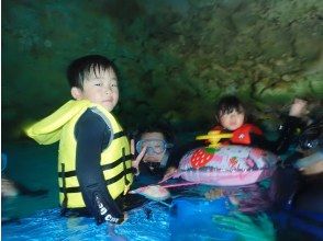 沖繩恩納村前田岬三代父母子女從2歲到70歲Donburako海灘浮潛