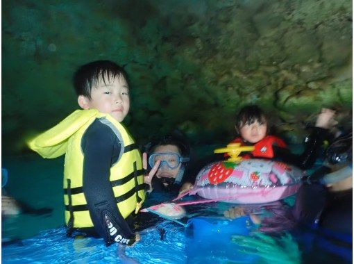 沖縄恩納村　真栄田岬　2歳から70歳までの親子3世代どんぶらこビーチスノーケルの画像