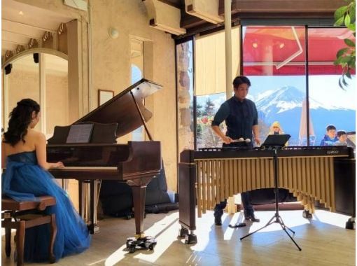 富士山との競演！コキア観賞と秋バラ咲く「河口湖 音楽と森の美術館」バスツアー～生演奏とともに至福のランチタイム【029029-1427】の画像