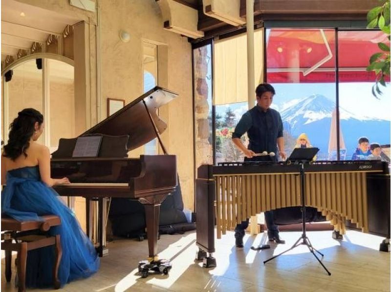 富士山との競演！コキア観賞と秋バラ咲く「河口湖 音楽と森の美術館」バスツアー～生演奏とともに至福のランチタイム【029029-1427】の紹介画像