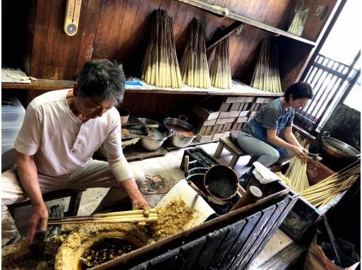 【愛知・岡崎市】　最高級和ろうそく作りと絵付け体験「蝋燭物語（R）」コース選べる鉄燭台付きセット　サミット贈答品選出の老舗 松井本和蝋燭工房の画像