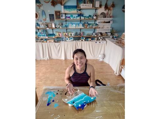 [Okinawa, Ishigaki Island] Making a "Manta Ray Clock" in the sea / Popular resin art / Very popular with children!の画像