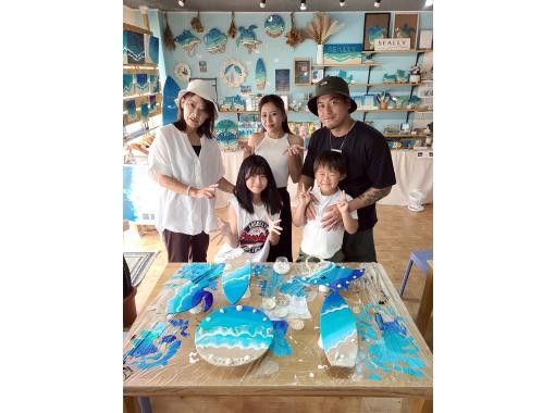 [Okinawa, Ishigaki Island] Making a "Manta Ray Clock" in the sea / Popular resin art / Very popular with children!の画像