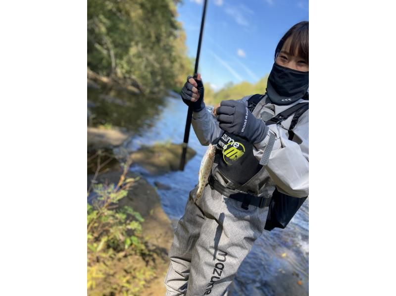 ☆Pickup and drop-off available・Private tour☆Autumn mountain stream fishing tour ~Furano, Biei, Tomamu~の紹介画像