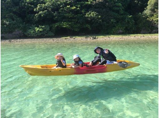 [冲绳，石垣岛]川平湾海上皮划艇和瀑布清凉体验☆翡翠绿的大海和凉爽的瀑布游玩♪の画像