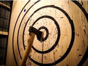 【東京・神田】アメリカで大流行！AXE THROWING®︎｜爽快度MAX！ダーツのように斧を投げて得点を競い合おう！
