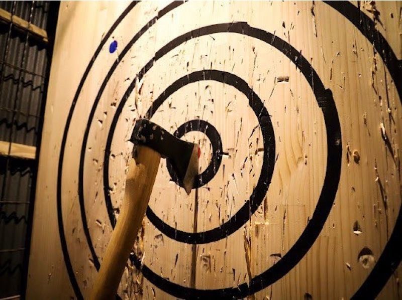 【東京・神田】アメリカで大流行！AXE THROWING®︎｜爽快度MAX！ダーツのように斧を投げて得点を競い合おう！の紹介画像