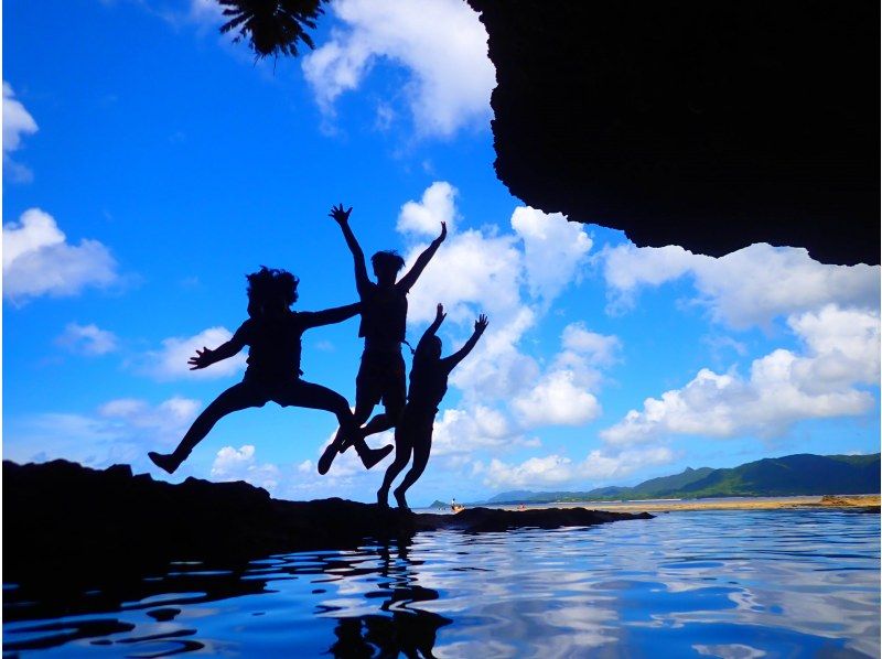 Blue Cave Snorkeling [3-hour course: An amazing snorkeling experience where you can encounter beautiful coral and colorful fish]の紹介画像