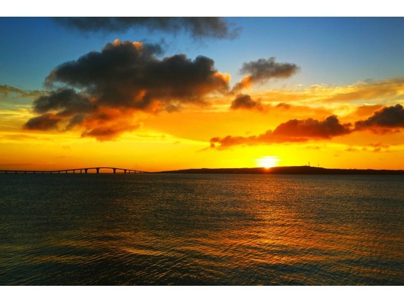[Okinawa, Miyakojima] Sunset time only (5 PM - 7:30 PM)! Special 2-hour trike rental plan! A standard driver's license is required, no helmet required, and two-seater riding is allowed!の紹介画像