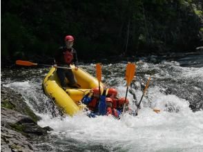 【北海道・南富良野】透明度抜群の川でラフティング！みんなで力を合わせて楽しもう♪体験写真プレゼント