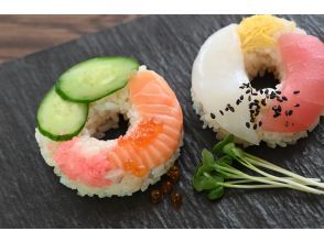 A greedy sushi experience course taught by a craftsman, followed by a demonstration of how to make thick rolls using a Japanese sword (includes a 3-item appetizer, Japanese tea, and water (free))