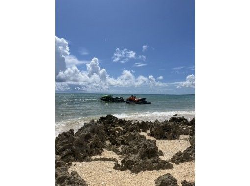 [Luxury Plan] Jet Ski Touring Plan "Around Miyako Island" with a Guide Boat (Commemorative Photo Gift)の画像