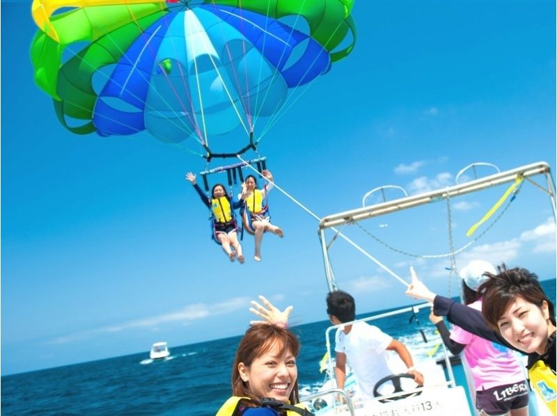 【 Okinawa south · Itoumi】 Walk through the blue sky of Okinawa the air! Parasailing experienceの紹介画像