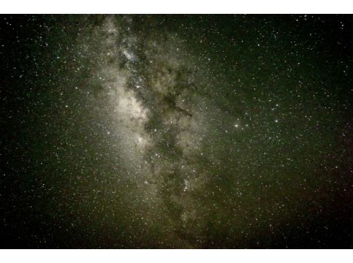 [Miyakojima, Okinawa] While gazing at the Southern Cross and Milky Way shining in the clear night sky unique to a southern island, your guide will gently explain the story of the constellations.の画像