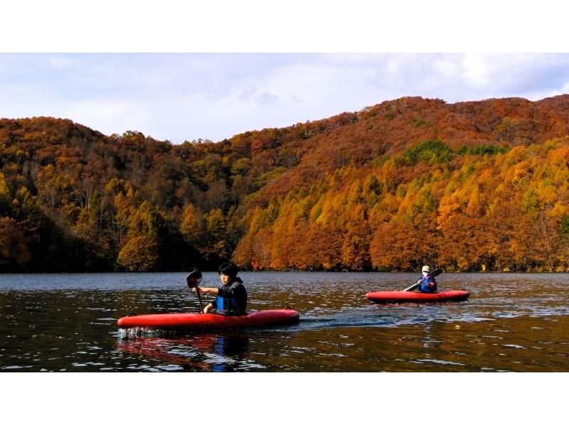 【福島・裏磐梯・平日限定】紅葉の名所・桧原湖で紅葉狩りカヤック～無人島カフェプラン～の紹介画像