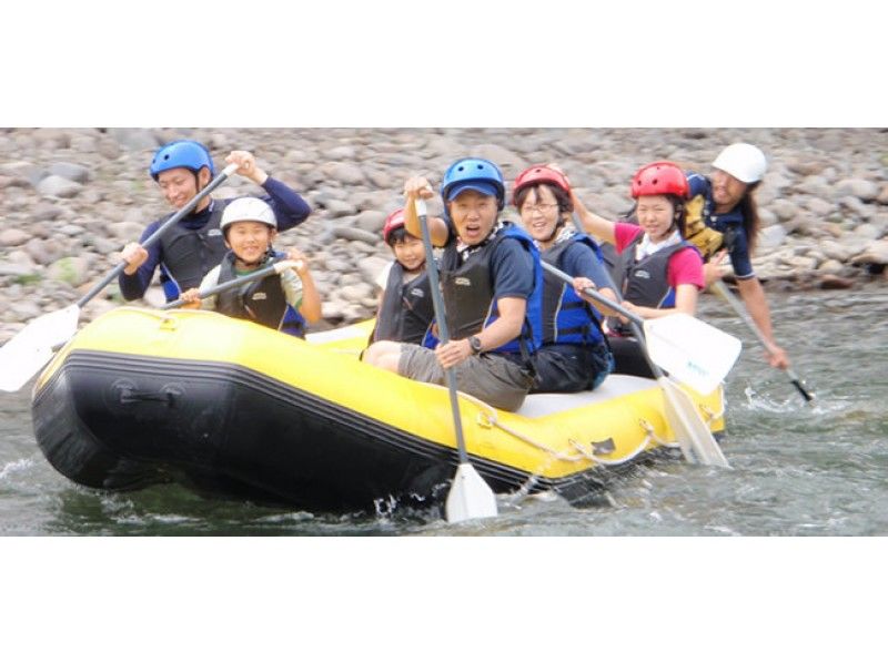 北海道 阿寒川 流れの強めの川をラフティングボートで下って楽しもう ロングコース アクティビティジャパン