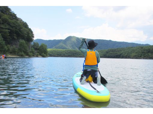 [Yamanashi, Lake Saiko (inside the National Park)] Enjoy a SUP experience with your children and pets! There is also an optional swim ring that allows you to look underwater, which children will love.の画像