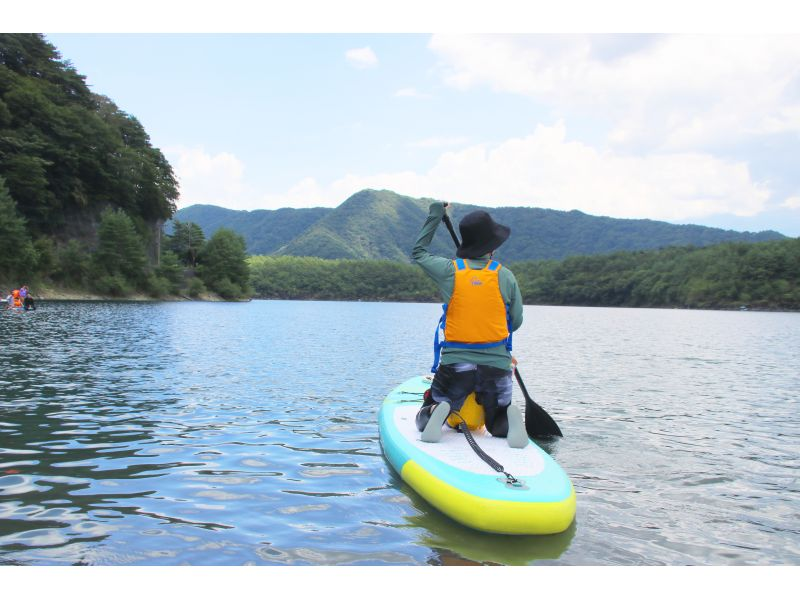 [Yamanashi, Lake Saiko (inside the National Park)] Enjoy a SUP experience with your children and pets! There is also an optional swim ring that allows you to look underwater, which children will love.の紹介画像