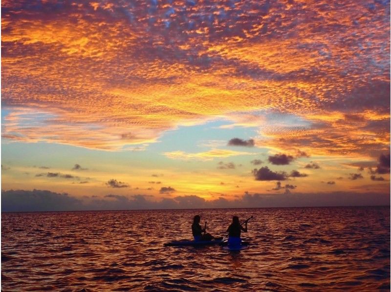 【宮古島・サンセットSUP】 夕焼けの魔法に包まれる海上体験！ 写真データ無料！ドローン撮影可／3歳から参加OK！の紹介画像