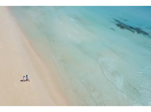 Drone photography plan at Maehama Beach, Miyakojima! Early morning photography is great for kids too! Less than 30 minutes! Same-day delivery for immediate sharing. Write a review and receive 5 additional photos!の画像