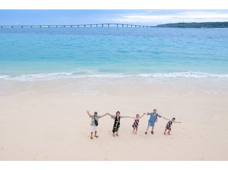 【沖縄・宮古島】 宮古島・与那覇前浜ビーチで撮影する（ドローンフォトプラン〉３０分以内！当日納品！レビューで追加５カットプレゼント中！の紹介画像