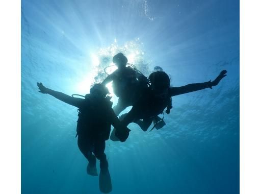 【恩納村】★☆初心者大歓迎☆★12〜45歳限定！追加料金一切なしのダイビング体験プラン！撮影・餌やり・シャワー・ドライヤー全てコミコミ！！の画像