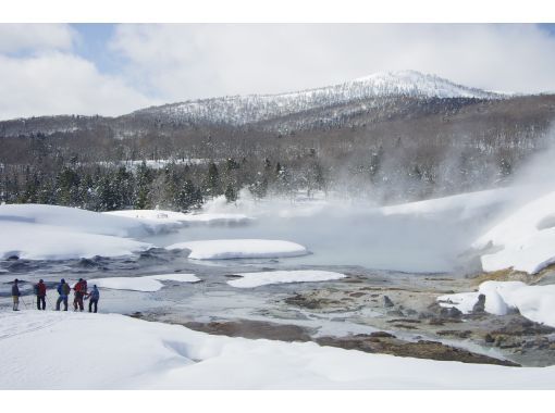 [Akita, Hachimantai] Goshogake Mud Volcano & Oyunuma Snowshoe Tour - Amazing Views, Walking Through the Fumarole Zone in Midwinter -の画像