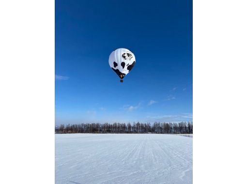 [Hokkaido, Tokachi] Recommended for families and couples! Enjoy a free flight in a hot air balloon and have the Tokachi Plain all to yourself as it is dyed in the morning glow!の画像