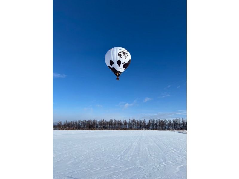[Hokkaido, Tokachi] Recommended for families and couples! Enjoy a free flight in a hot air balloon and have the Tokachi Plain all to yourself as it is dyed in the morning glow!の紹介画像