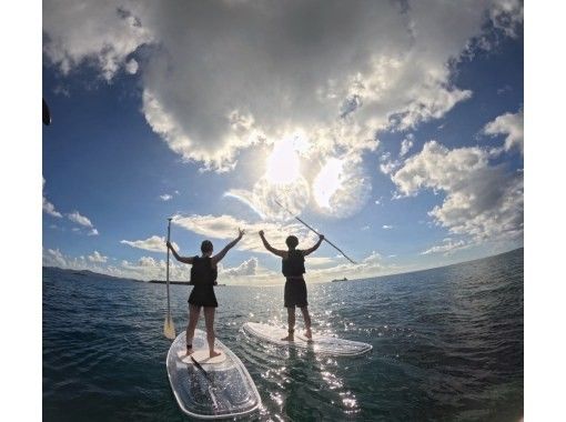 [โอกินาว่า เมืองโมโตบุ] เล่น SUP ในทะเลใสราวคริสตัลและพาราเซลสุดอลังการ! เพลิดเพลินกับโลกสีฟ้าทั้งสองแบบ!の画像