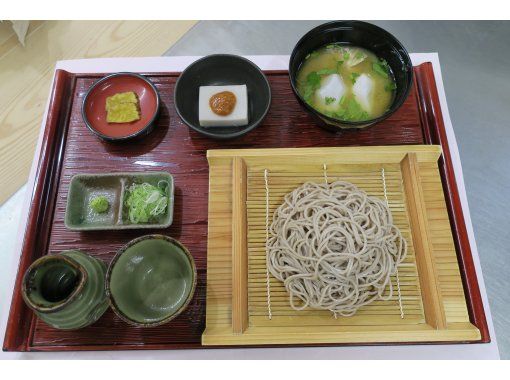 【秋田県・横手市】”職歴２５年の木工職人”が教える！日本三大美林秋田杉を使ったイス製作体験+手打ちそばといものこ汁の昼食付満足セットの画像