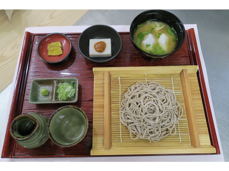 【秋田県・横手市】”職歴２５年の木工職人”が教える！日本三大美林秋田杉を使ったイス製作体験+手打ちそばといものこ汁の昼食付満足セットの紹介画像