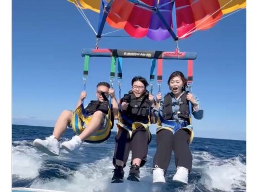 【那覇発・当日予約OK】防水スマホホルダープレゼント♪ティファニーカラーの可愛い船でケラマブルーを空中散歩！の画像