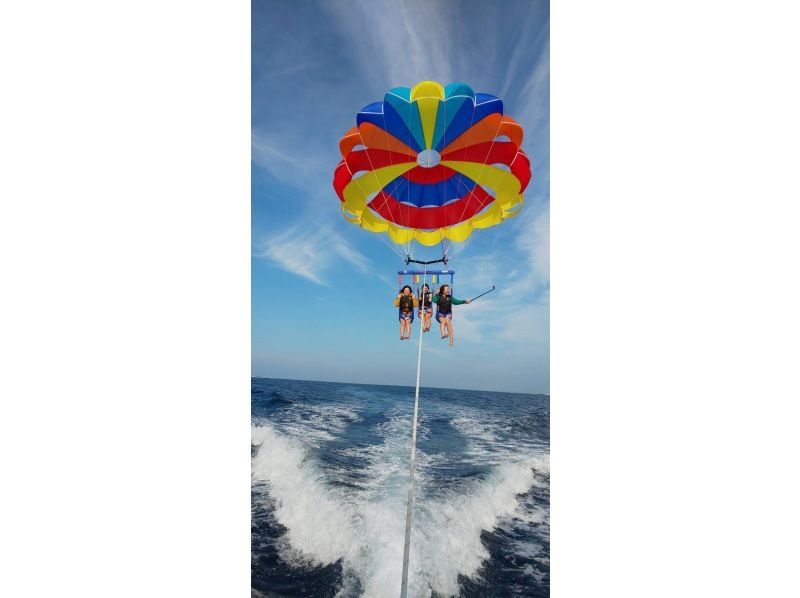 [Departing from Naha, same-day reservations accepted] Opening price only from December to January! Take a stroll through the Kerama Blue sky on a cute Tiffany-colored boat! Waterproof smartphone holder included!の紹介画像