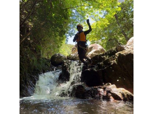 【石垣島キャニオニング(半日)】【あやぱにの滝！ウォーターパワーチャージ！】【1名様もOK!!】GoGoTourオリジナルコースの画像