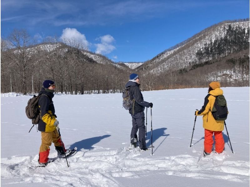 [Hokkaido, Tokachi] Have the vast ranch of Tokachi, the dairy powerhouse, all to yourself! Snowshoe walk (Tokanich Ranch Snowshoe Trekking)の紹介画像
