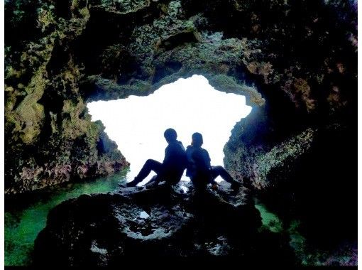 【沖縄の素顔に触れる地元ガイドと行く特別な海時間】ビーチ洞窟探検&シュノーケル⭐️穏やかな海で初心者大歓迎‼️タオルサンダル写真動画無料❤️の画像